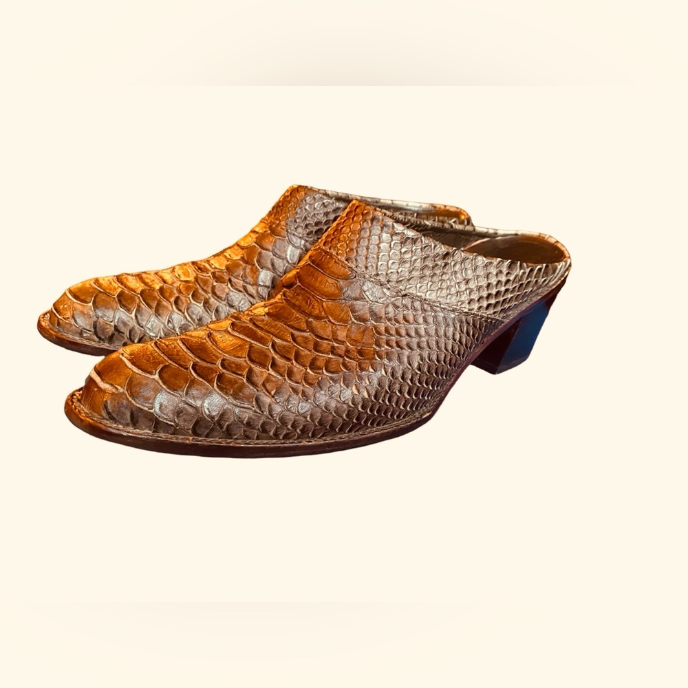 STUART WEITZMAN CROCODILE CLOGS